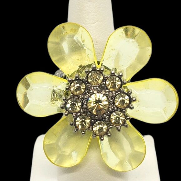 Stretchy Yellow Flower Ring - Picture 1 of 6